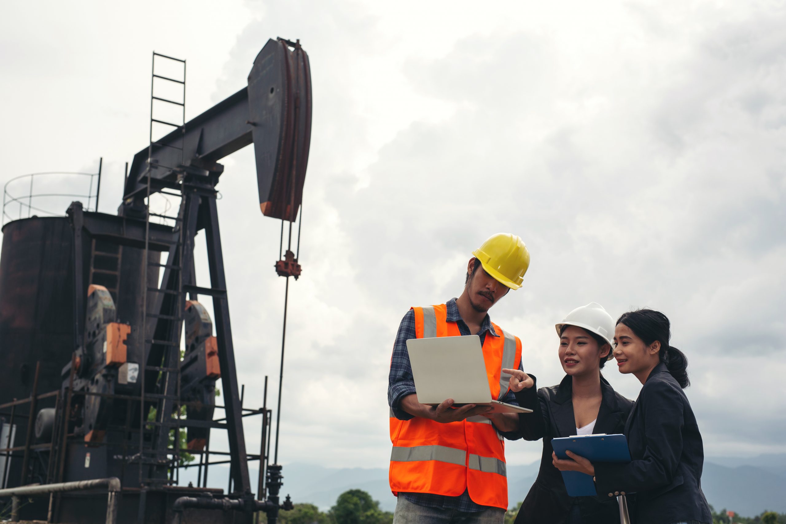 Pekerja Mengecek Oil